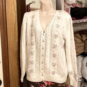 Sheridan Square Floral Hand Stitched Flowers W/ Pearl Buttons White Sweater Sz M